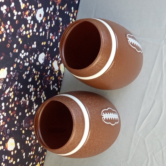 🏠 🏈 Brown Football-Themed Plastic Party Mugs - Picture 2 of 3
